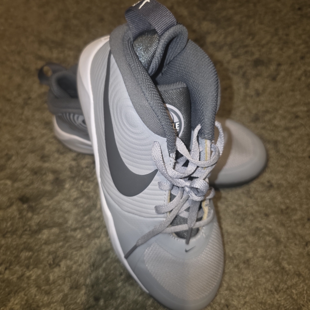 Nike team hustle gray kids boys girls unisex sneakers youth size 6.5 y